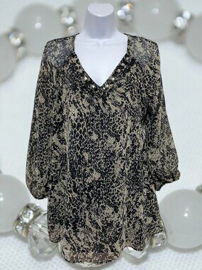 Fred David-Women's Small Top Light Weight Pullover Lined Rhinestone V-Neckline